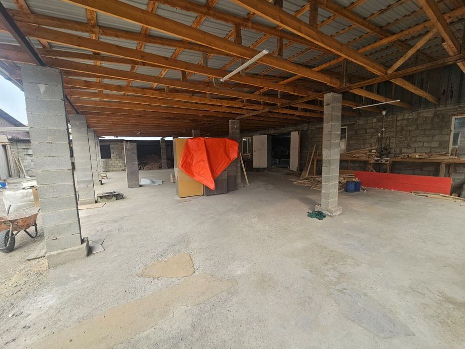 Дом с мебельным цехом