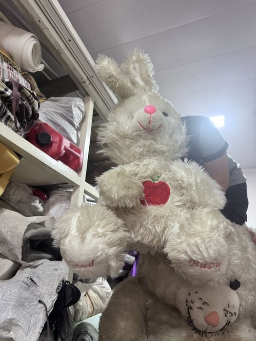 Большие детские игрушки зайчик медведь и мишка , нужно приводить в пор