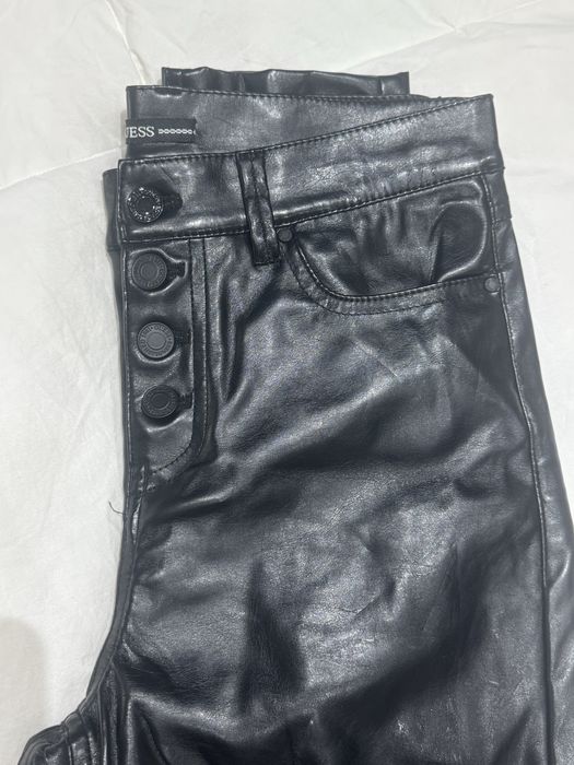 Черни панталони от еко  кожа Guess