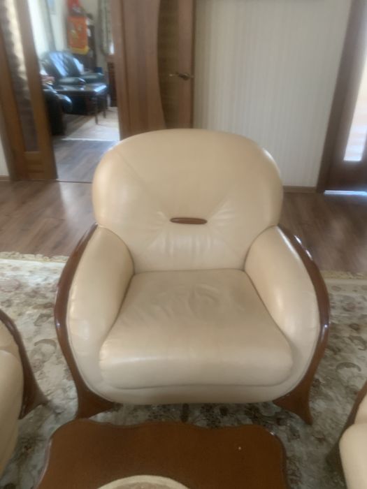 Пионино  советское и кожанный диван