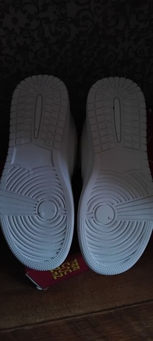 Продам кроссовки