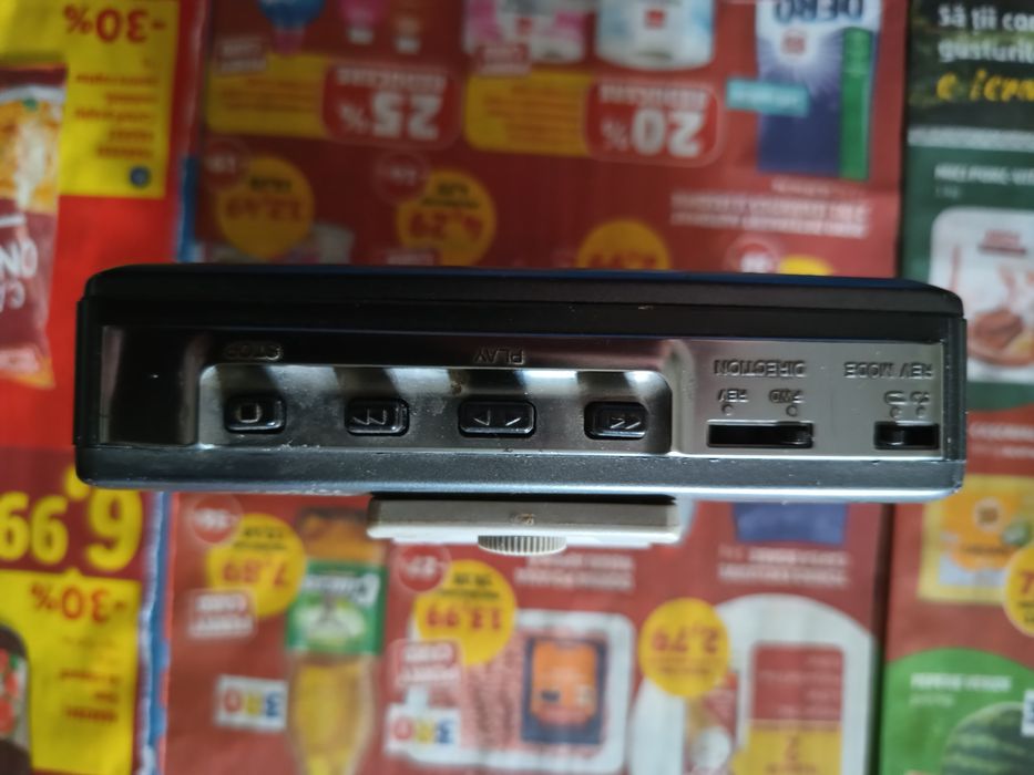 RadioCasetofon HITACHI TRK-P6E  +  WALKMAN  AIWA GS132  +. Casete audio, pentru colecționari sau amatorii de recondiționări !!