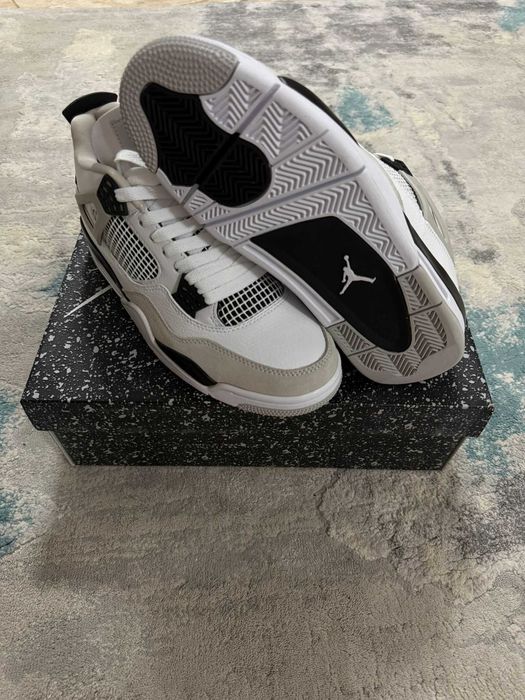 Jordan Retro 4 Military Black