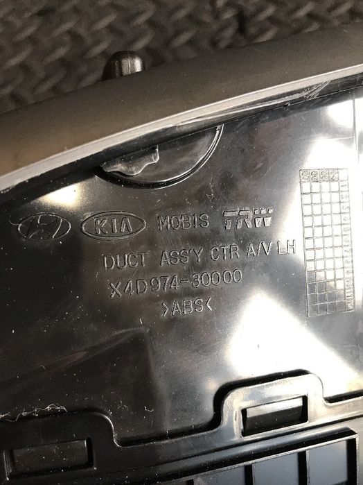 Ляв централен въздуховод за KIA Carnival 2.9 CRDi (2006–2010) X4D974-30000