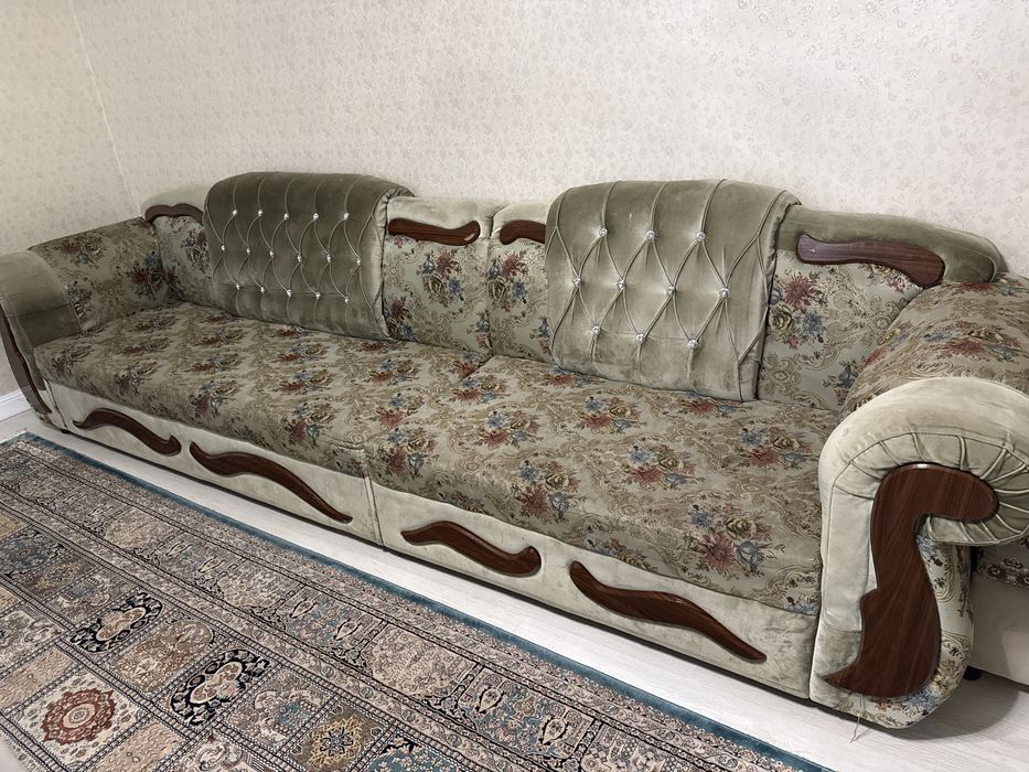 Диван длинный с пуфиком