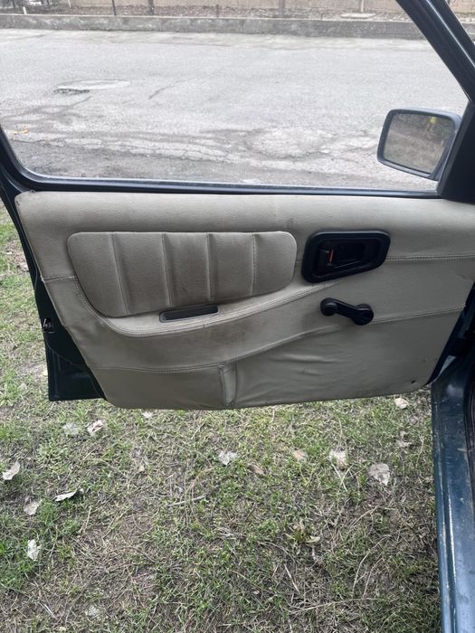 Ford sotladi yurb turgan moshina