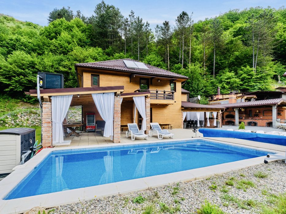 Cabana de inchiriat cu Piscina sauna si ciubar