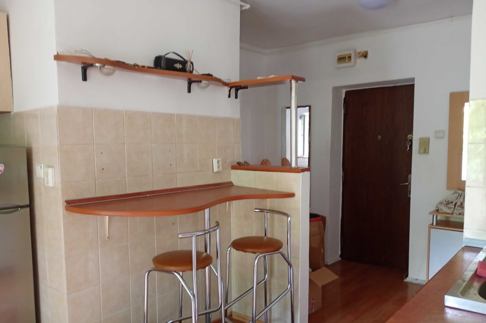 Închiriez apartament cu 2 camere, decomandat, situat la etajul 1 al unui bloc aflat în imediata apropiere a Parcului Sebastian.