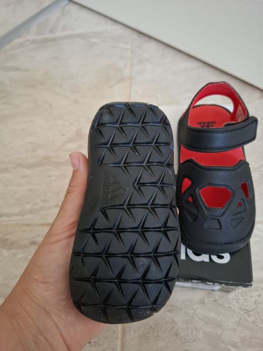 Чисто нови детски сандали Adidad