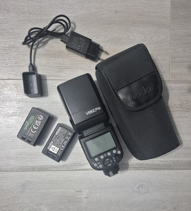 Vând blitz Godox + acumulator cadou