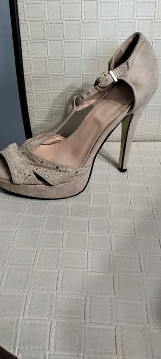 Vând sandale de gală