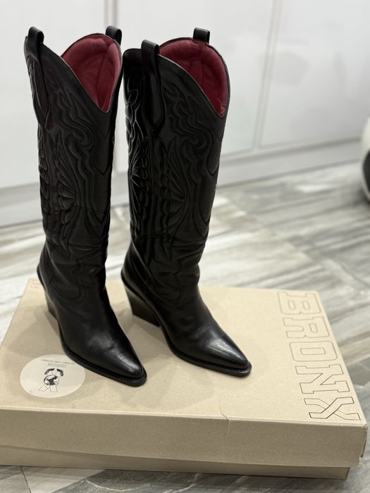 Боти, Ботуши, Пола