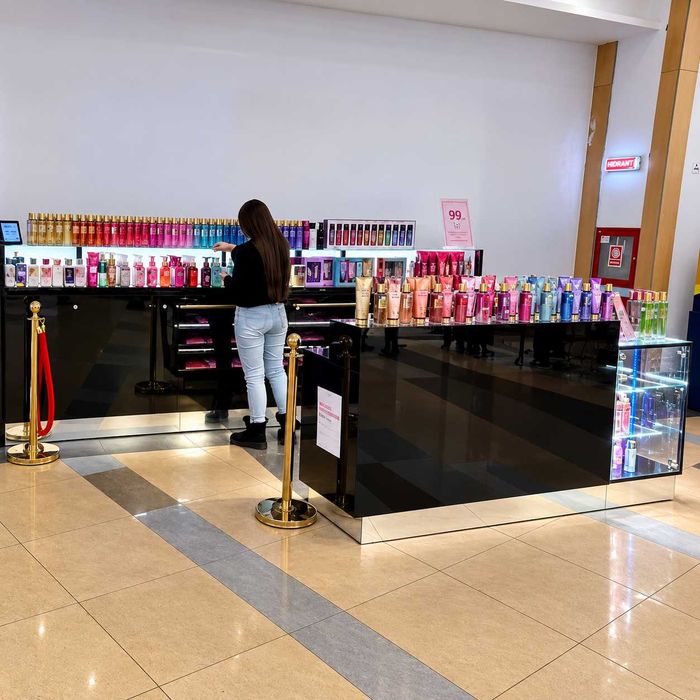 Stand comercial pentru mall | Insulă premium cu vitrine securizate