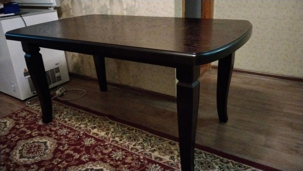 Стол для гостинной