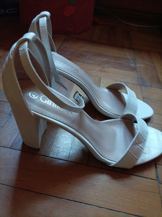 Sandale albe, aurii