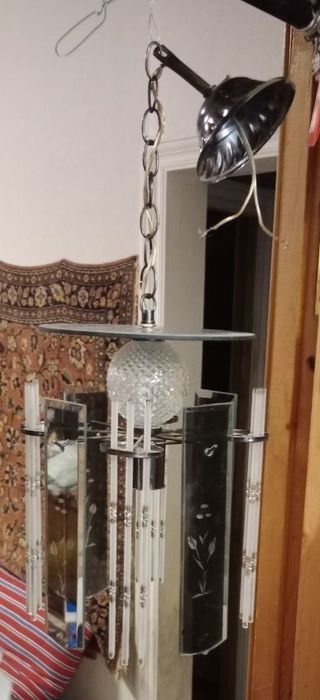 Люстра вся целая и в рабочем состоянии
