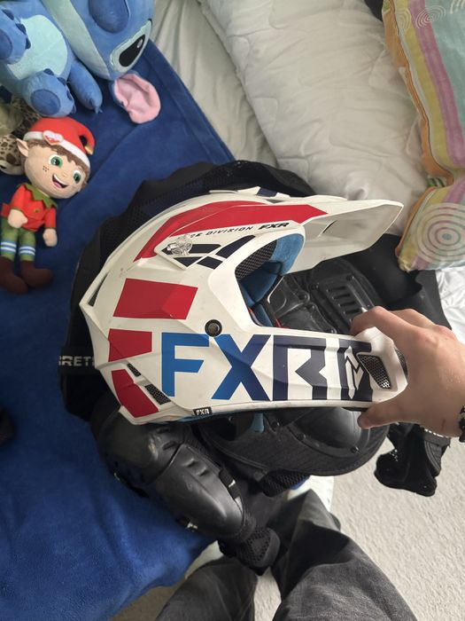 Casca FXR clutch evo foarte buna!