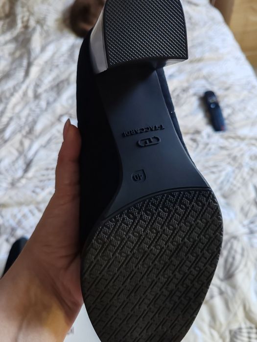 Продам новые замшевые полусапожки.