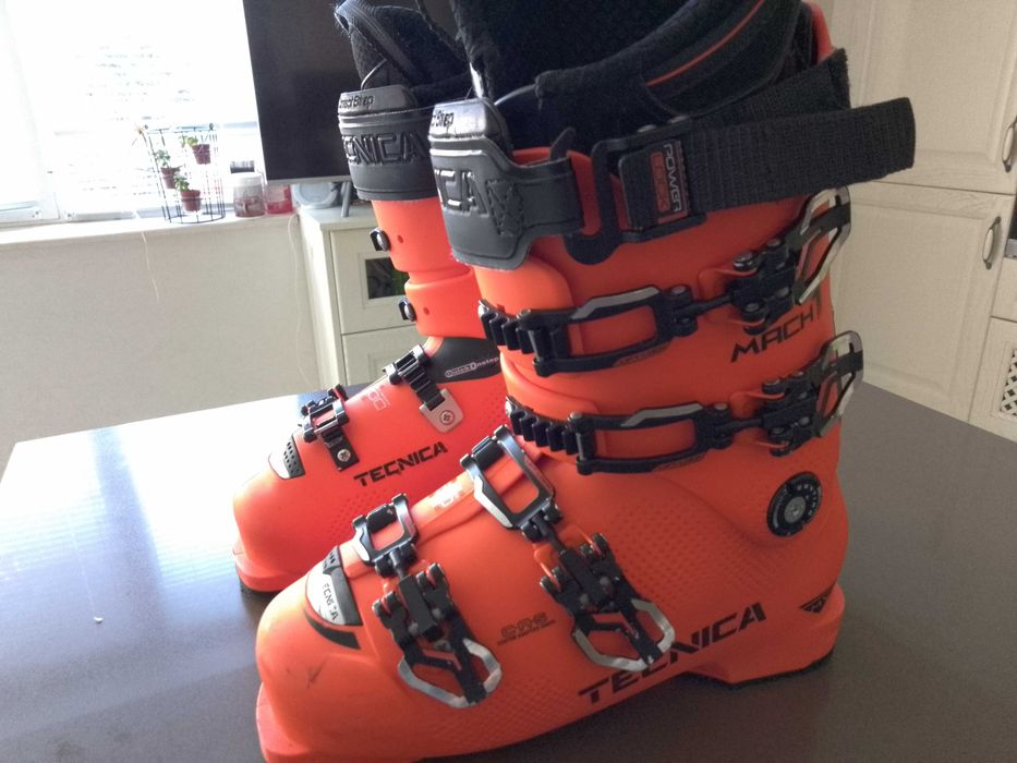 Продавам  каска и обувки