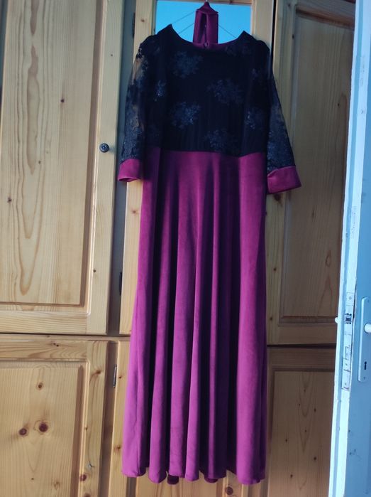 Rochie nepurtată, deosebit de frumoasă.