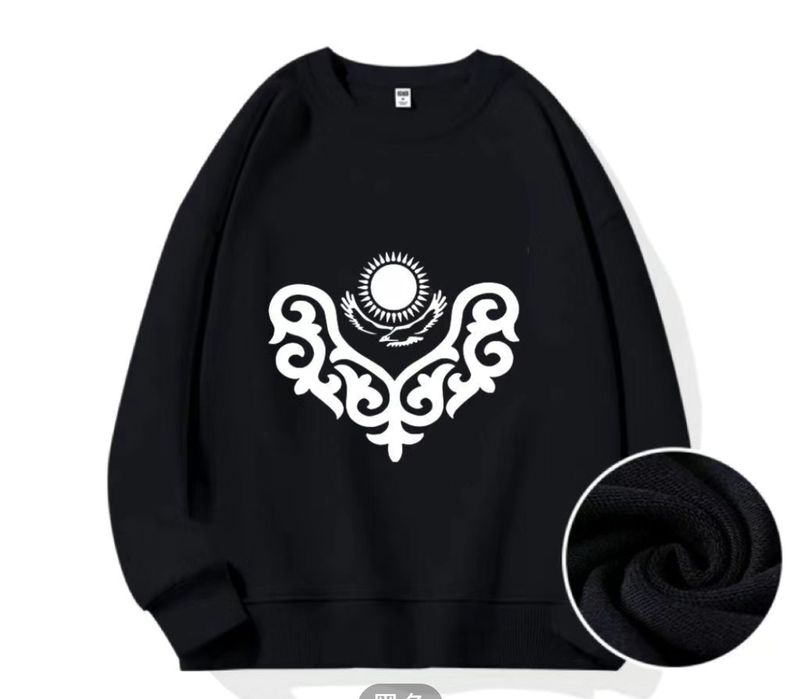 Свитшот с национальным орнаментом.