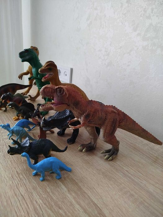 Фигурки динозавров