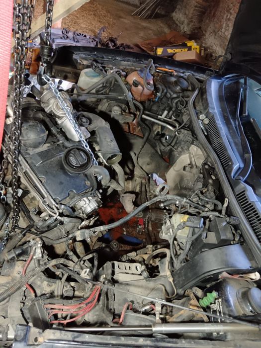 Vând 4 injectoare  PD pentru golf 4 cod motor AXR  ,