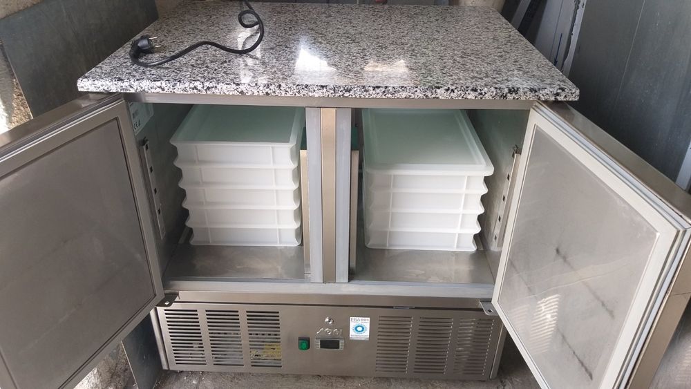 Иноксов хладилен шкаф с гранитен плот