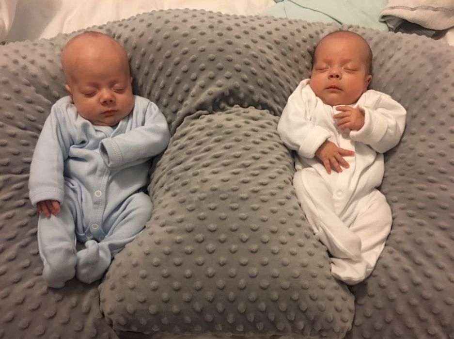 Възглавница за хранене за близнаци сиво минки