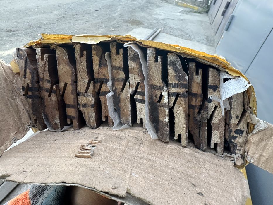 Продам новые плинтуса,двери.