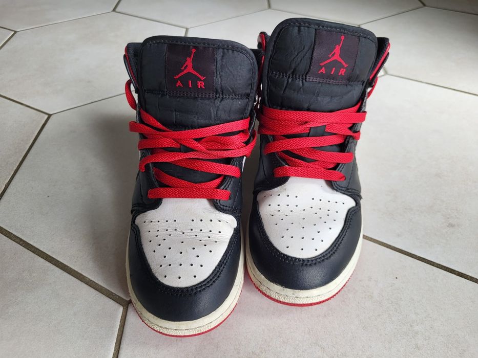 Nike Air Jordan 1 Mid GS "Black Toe", măr. 37.5, 220 RON