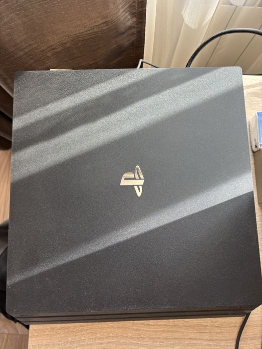 Продавам PS4 pro 1TB с един джоистик