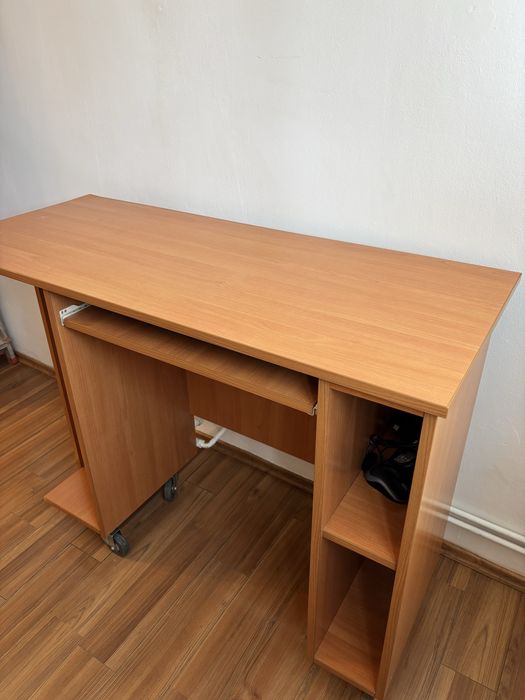 Vând birou accesorizat cu rotile