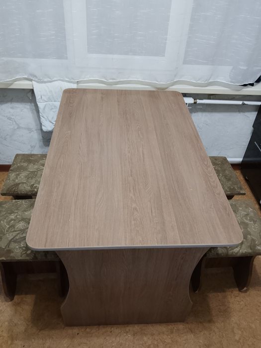 Продам стол с 4 табуретками