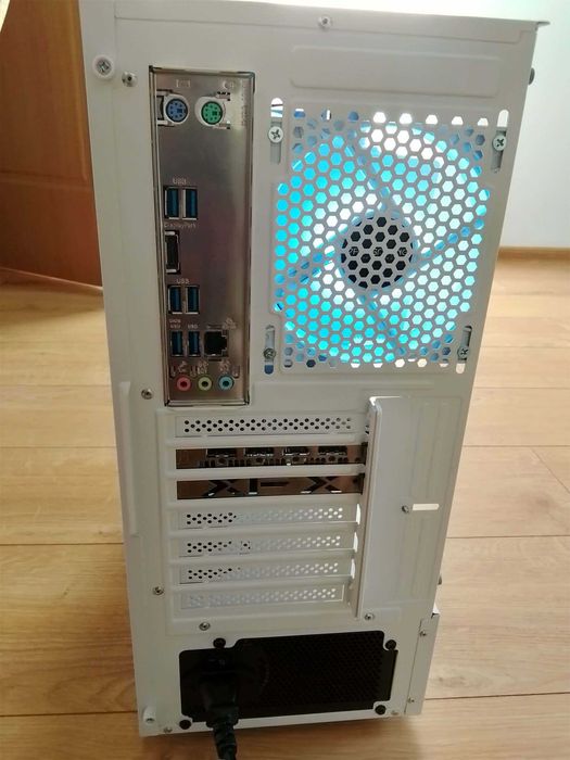 Gaming PC - Intel i5-10600KF - RX 6600 XT - 16GB RAM 3200Mhz