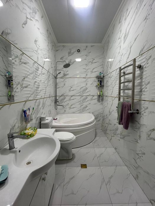 Ассалому алекум таййор кириб яшайдиган  3 етажли евро ремонтли катедж