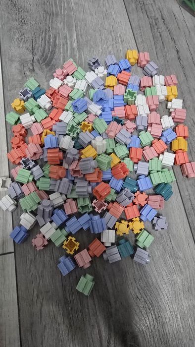 Vand 2 seturi de construit