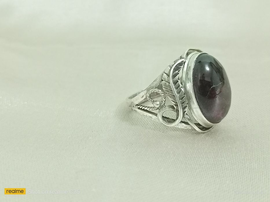 Серебряное кольцо с гранатом.