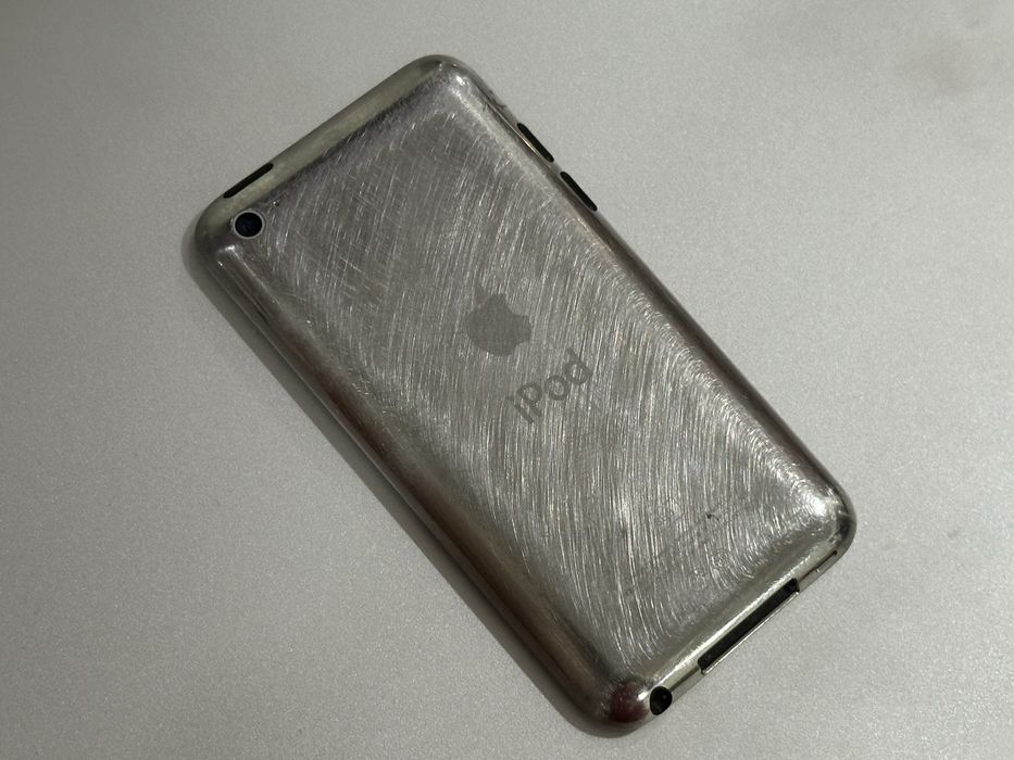 Белый iPod touch 4 (8GB)