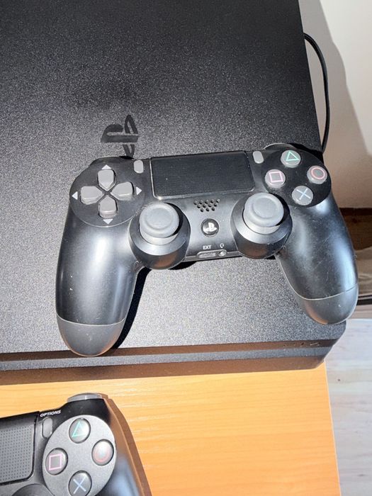 Продавам Playstation 4 с два джойстика