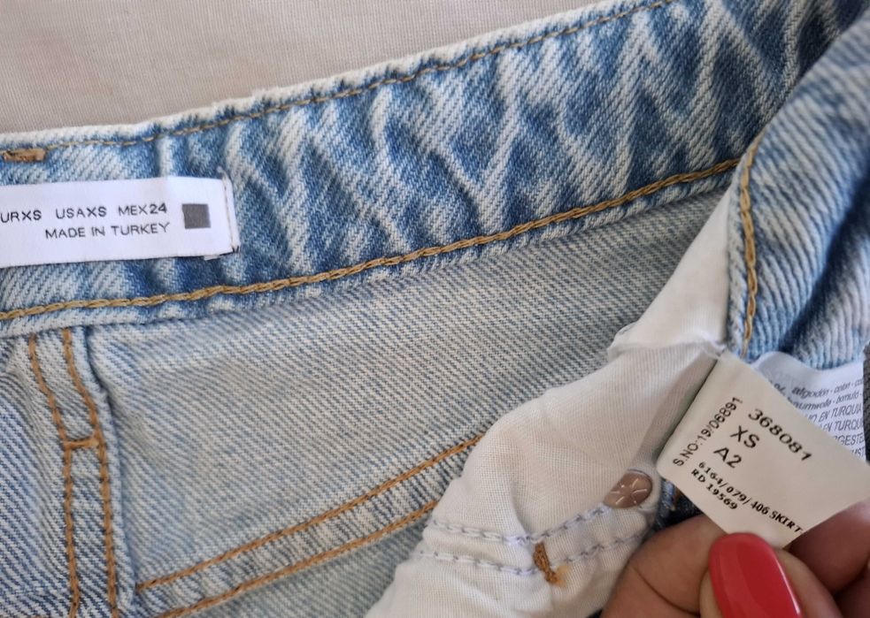 ZARA, Дънкова пола с декоративни скъсвания и разнищен подгъв.