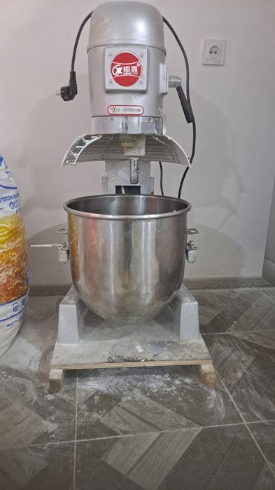 U barmoqlarini qizning barcha teshiklariga solib qoyadi