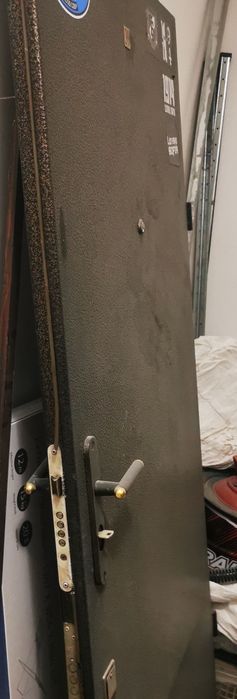 Метална врата, ползвана