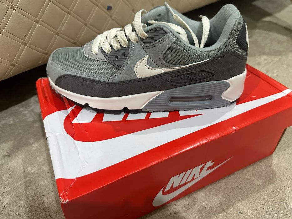 Продам новые кроссовки от NIKE