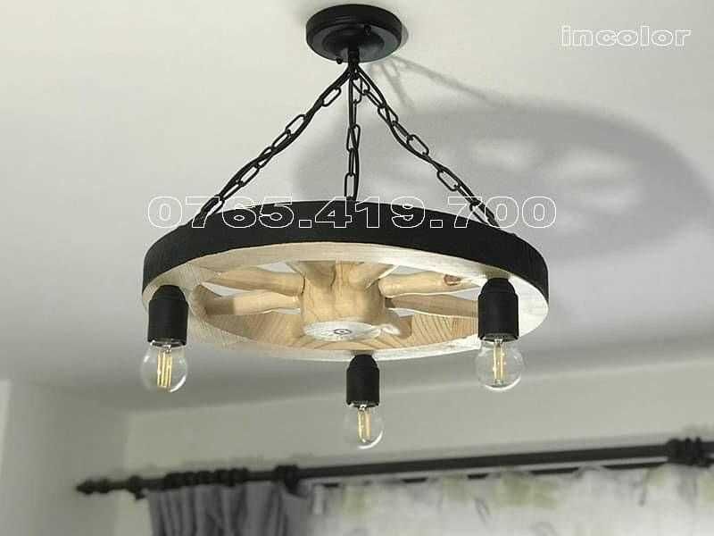 Candelabru rustic din roată de lemn vintage