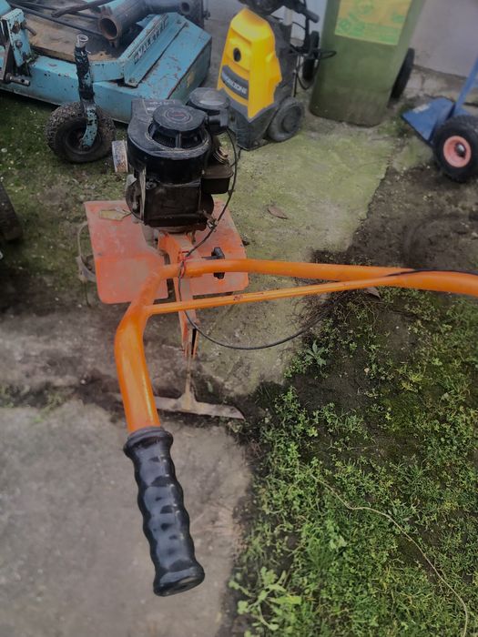 Vând motocultor (freză de grădină) cu motor Briggs & Stratton 4 CAI