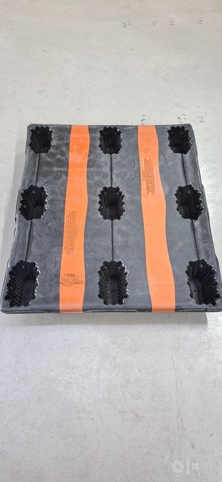 Plastik poddon  (palletlar) sotiladi.