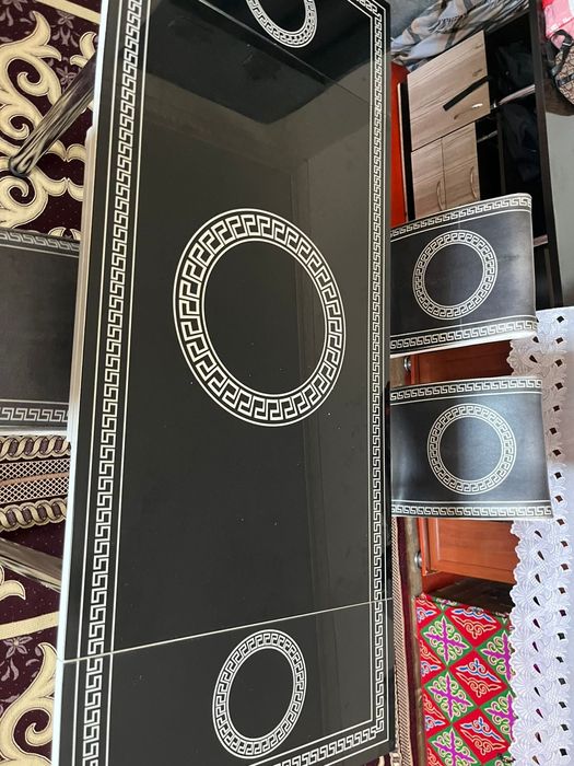 стол и стулья сатылады.