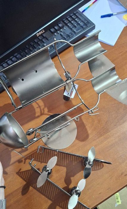 Suport vin decorativ, model cuplu in avion, argintiu