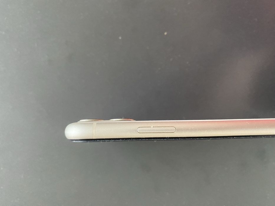 iPhone 11 64GB с 12 месеца оставаща гаранция